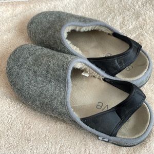 Very nice sturdy slipper.  A little short for me.  Not worn much (2-4 times)